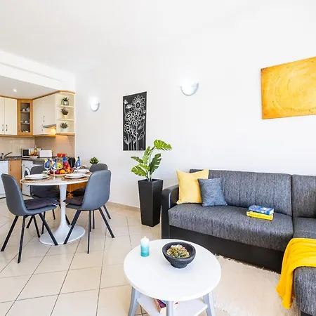 Apartment For 2 People With Shared Pool アパート